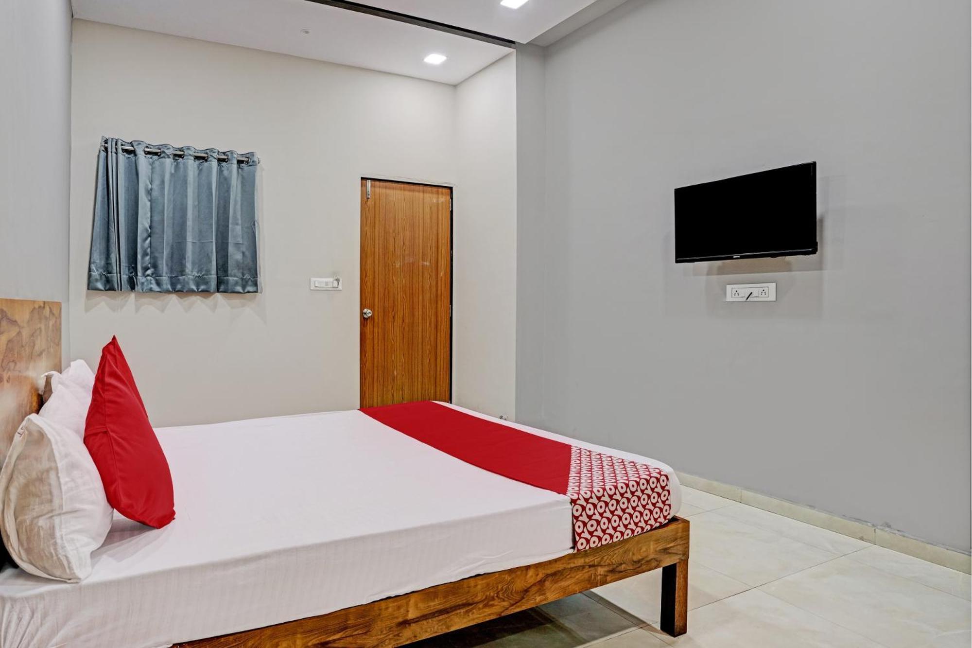 OYO 90395 Hotel 9 Surat Exterior foto