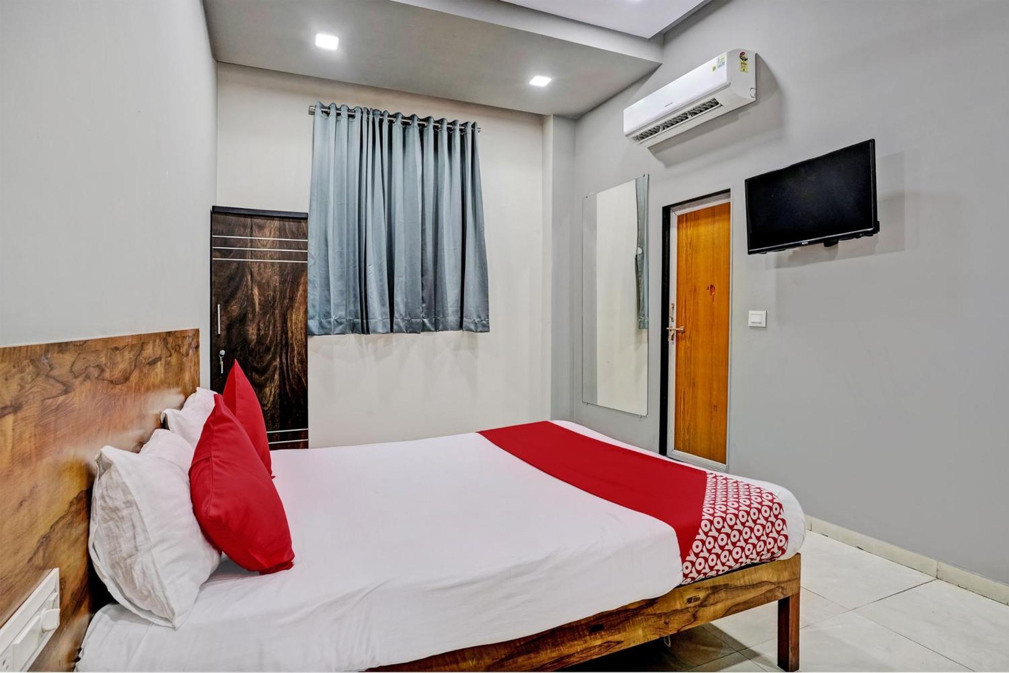 OYO 90395 Hotel 9 Surat Exterior foto